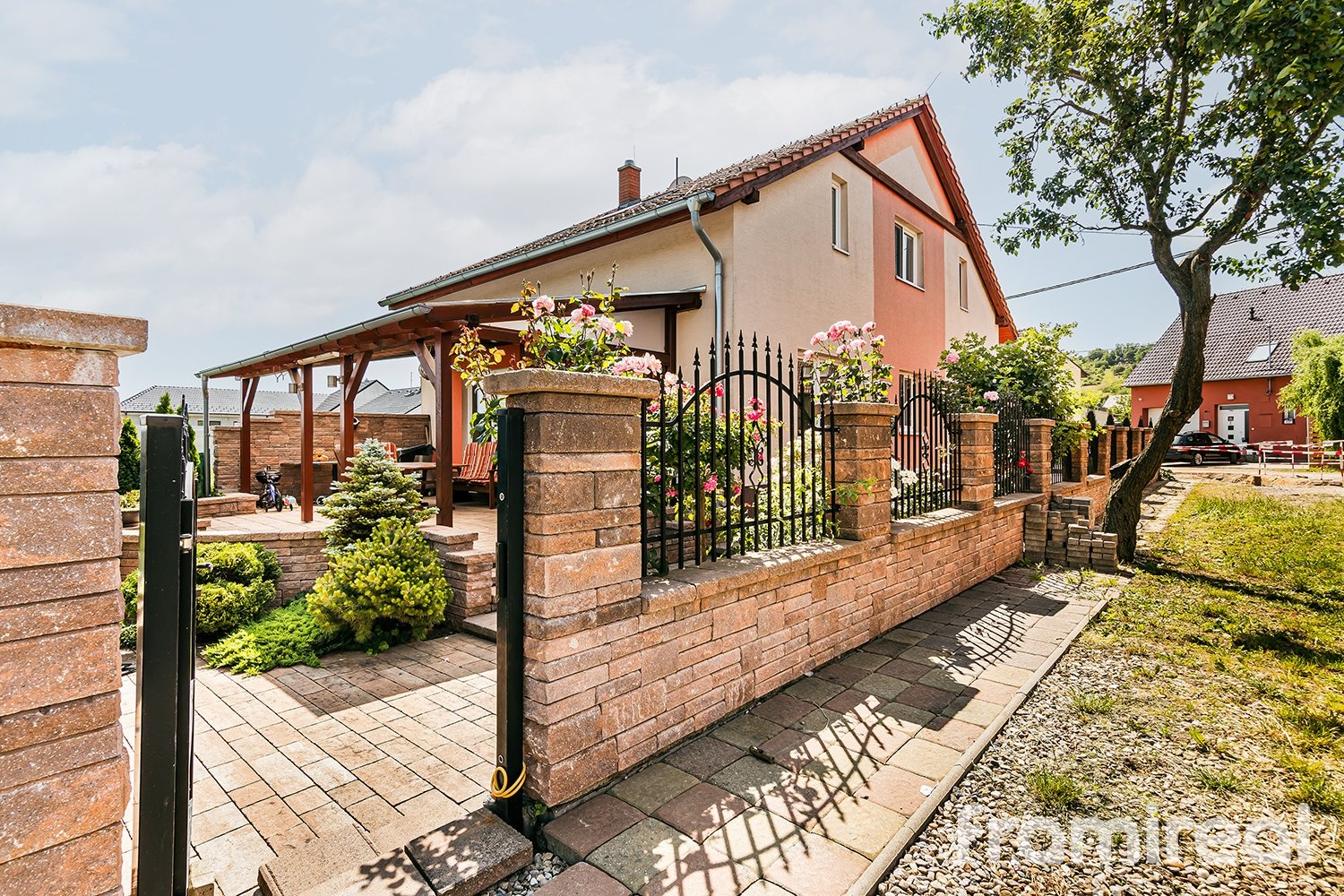 Prodej rodinného domu 5+kk se zahradou a terasou, Blučina – 15 min od Brna