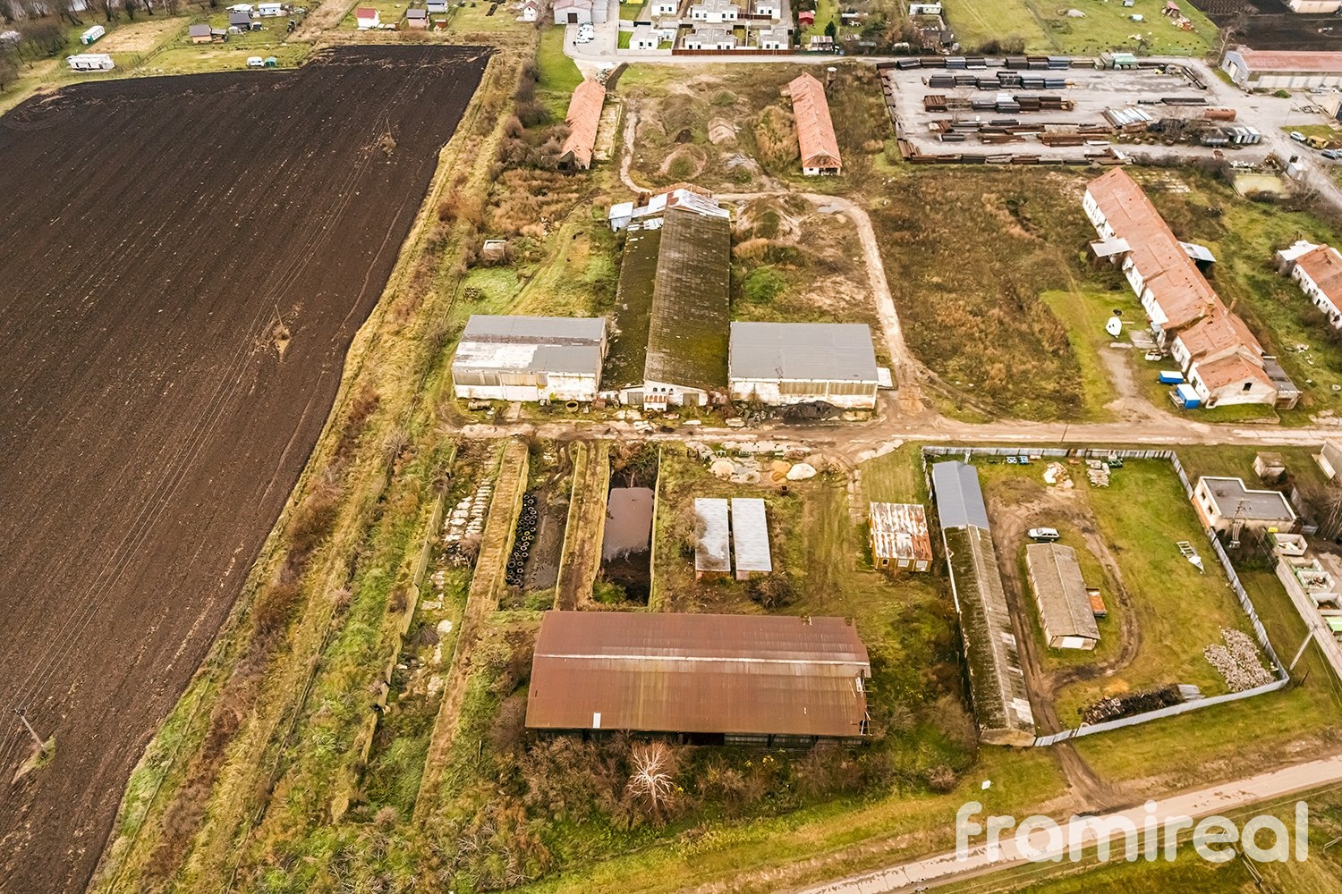 Prodej komerčního pozemku 2 465 m², Strachotín