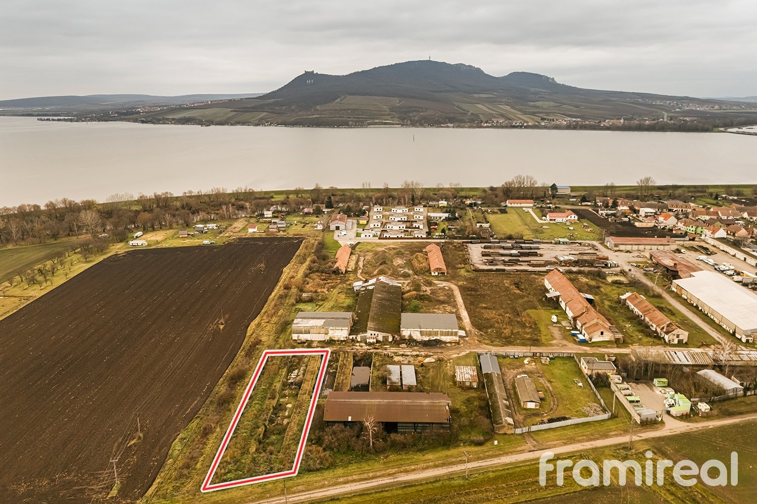 Prodej komerčního pozemku 2 465 m², Strachotín