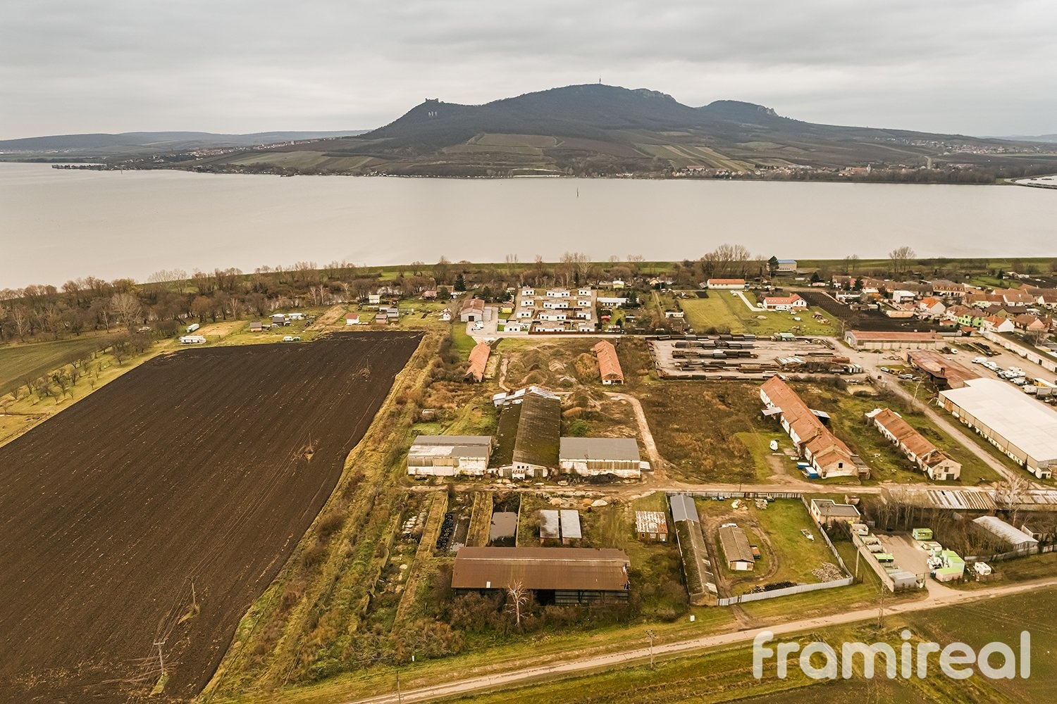 Prodej komerčního pozemku 2 465 m², Strachotín