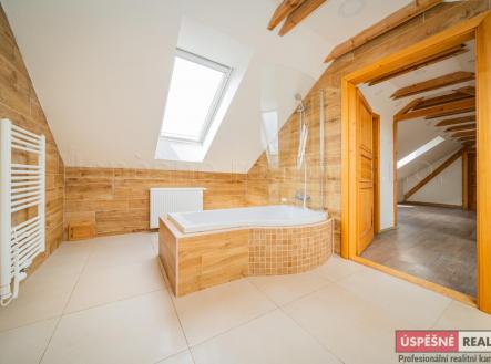 7IV08498.jpg | Prodej - dům/vila, 737 m²