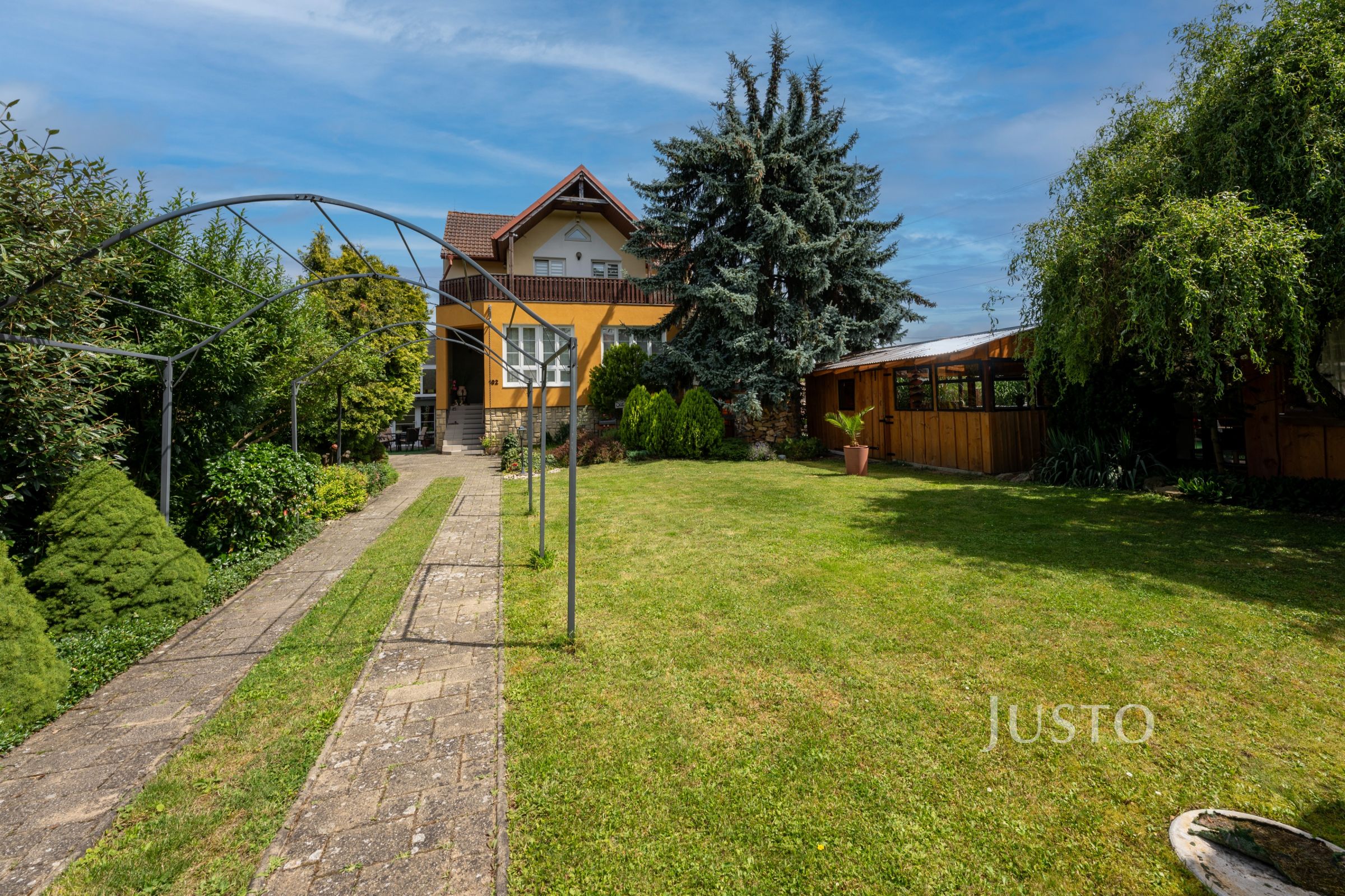 Prodej rodinného domu s komerčním areálem, 474 m² (pozemek 2002 m²), Uherské Hradiště