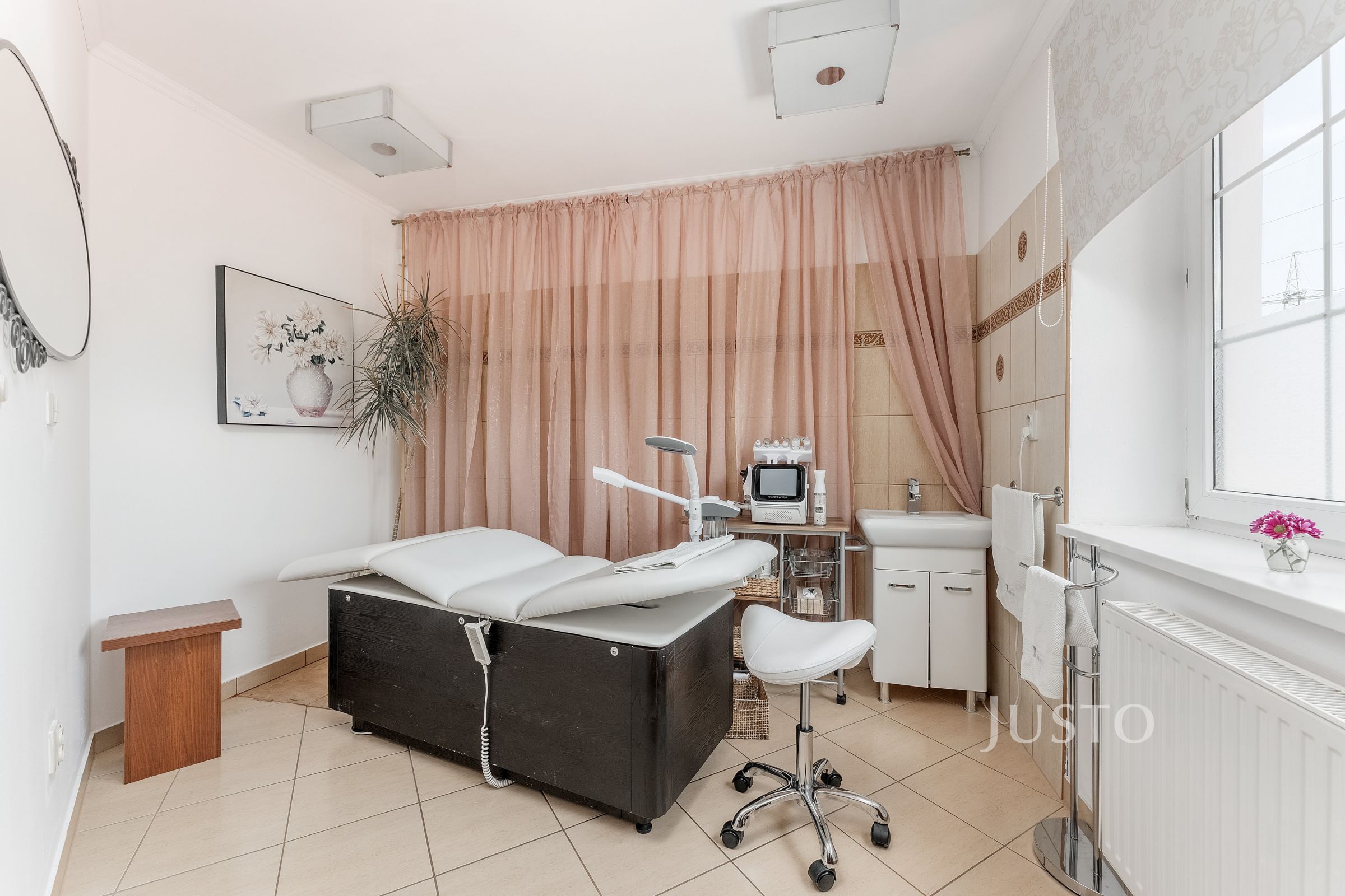 Prodej komerčního areálu s rodinným domem, 474 m² (pozemek 2002 m²), Uherské Hradiště