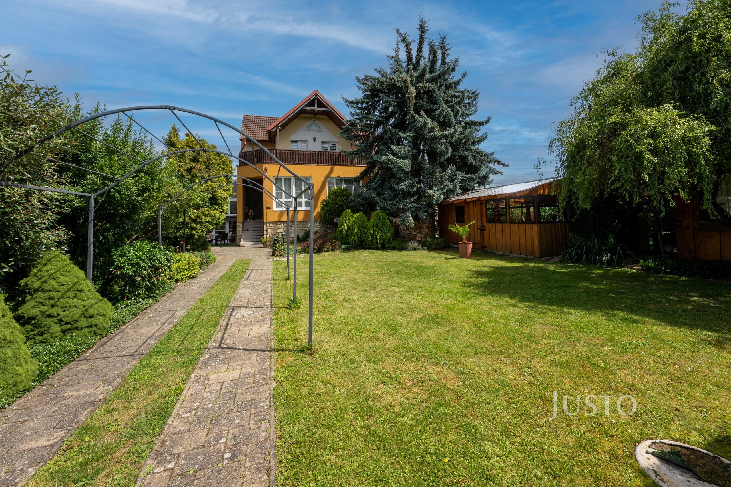 Prodej rodinného domu 474 m² s pozemkem 2002 m² + terasa 20 m²