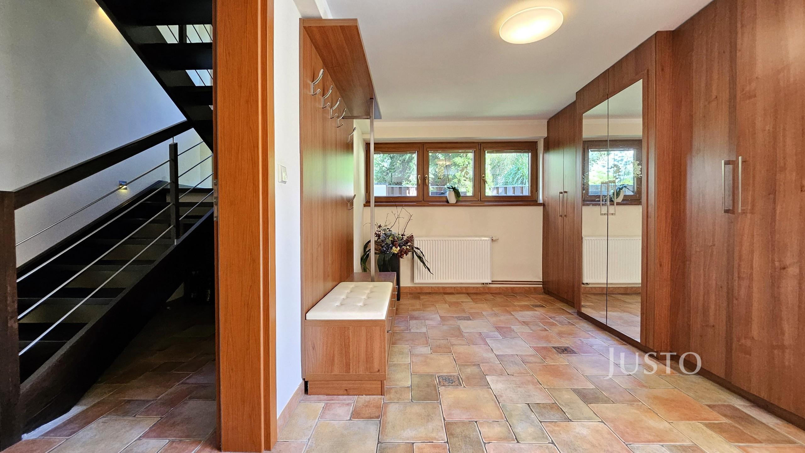 Prodej rodinného domu 322 m² s pozemkem 777 m²