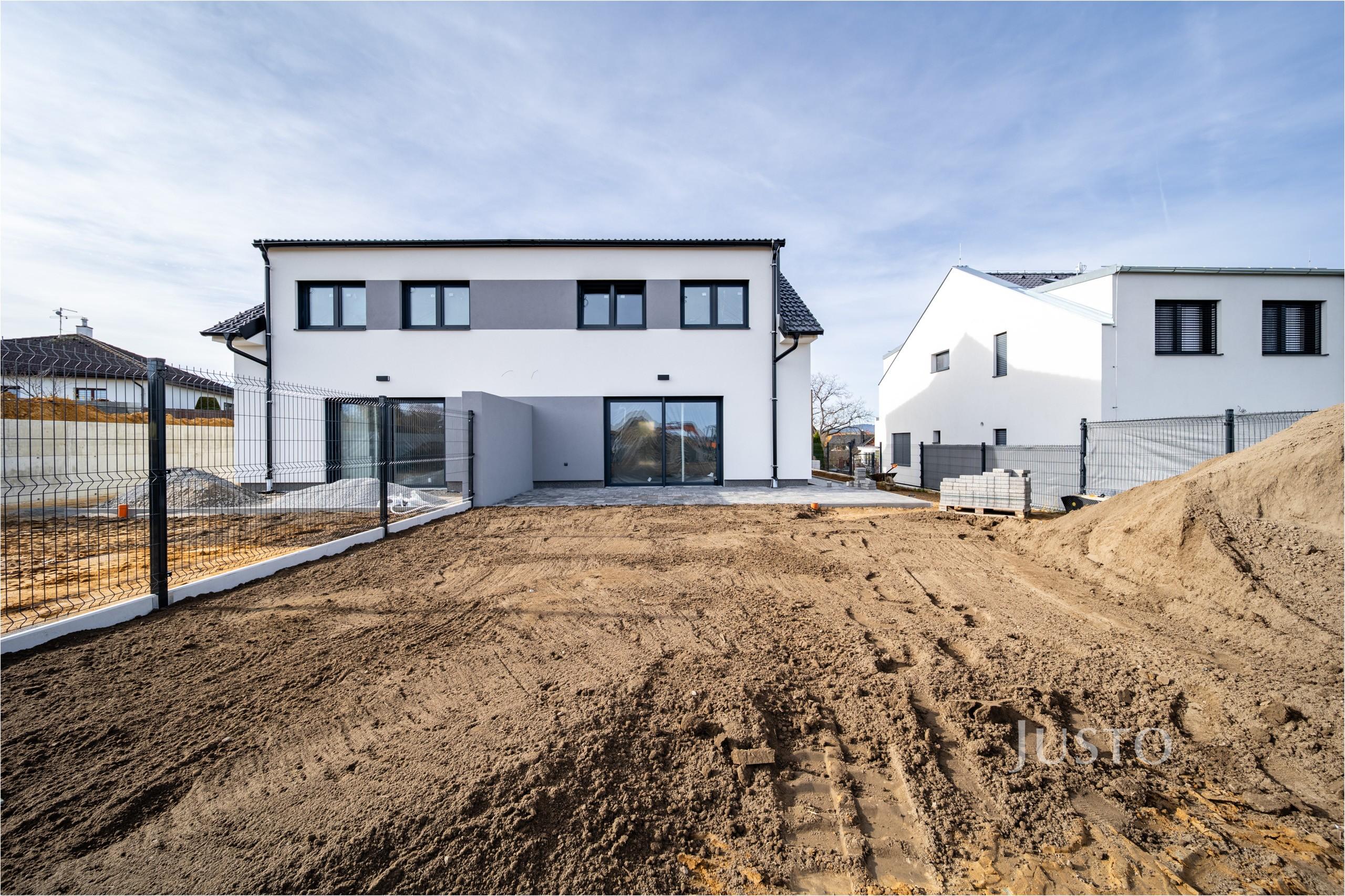 REZERVOVÁNO - Prodej 5+kk 121 m² + zahrada 282 m² + terasa 13 m² + parkování