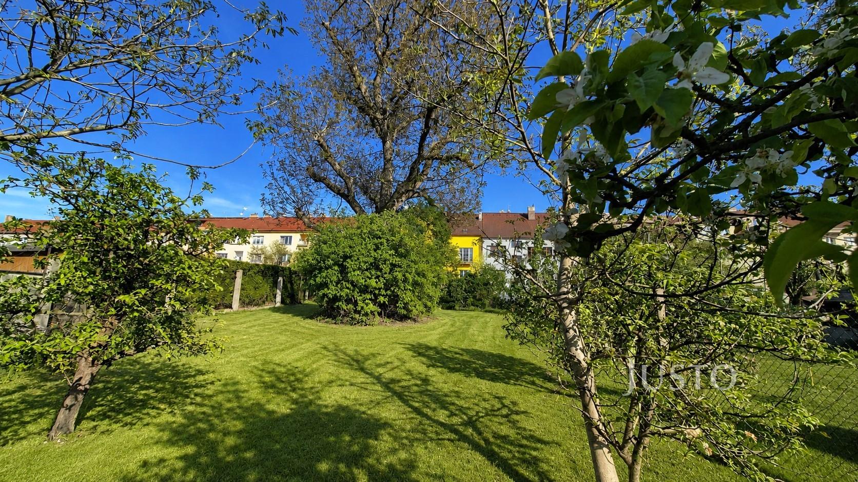 Prodej vícegeneračního domu 454 m² s pozemkem 1145 m² + balkón