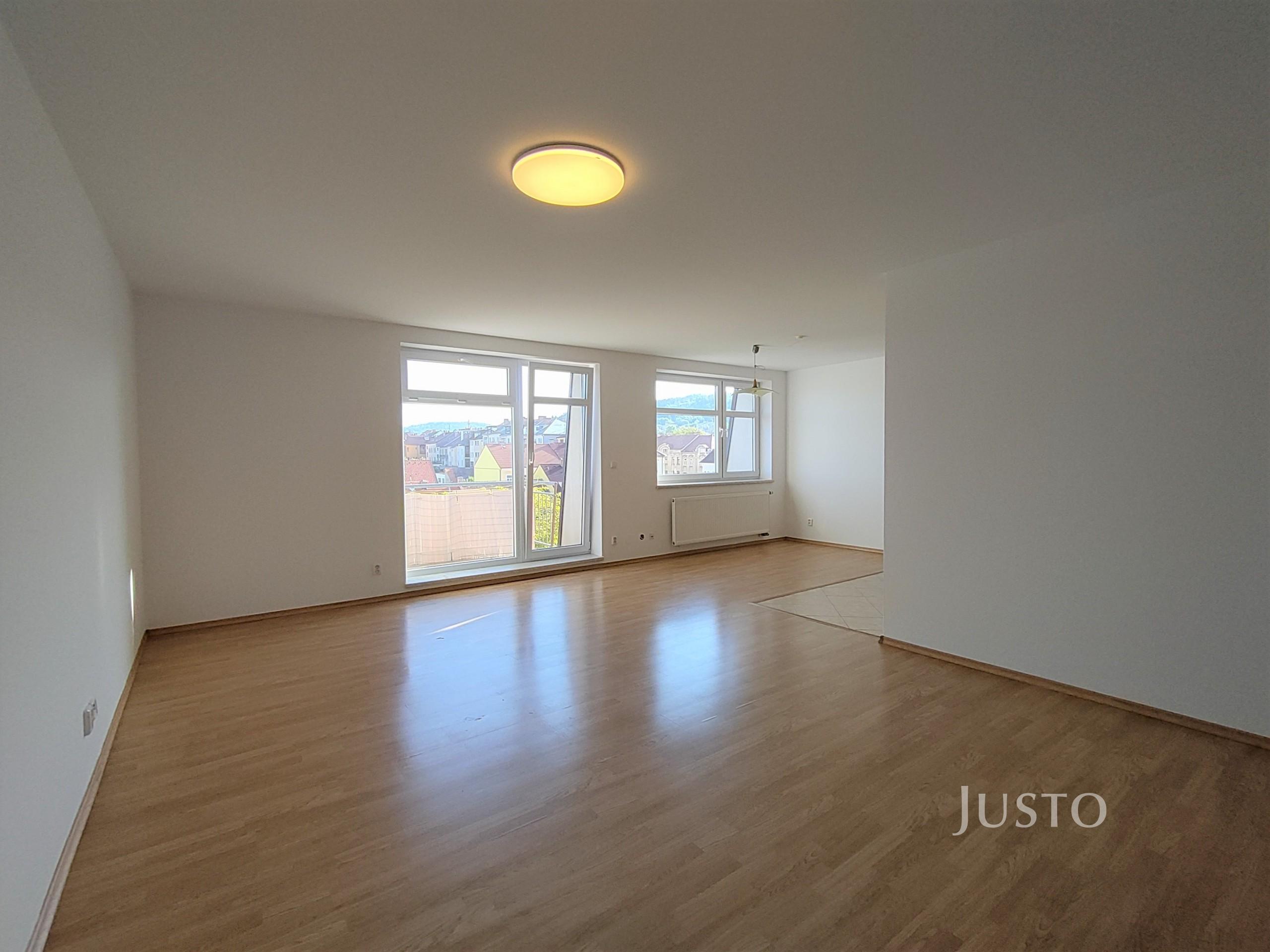 Pronájem 2+kk 73 m² + balkón 3 m² + garáž, Písek - 17. listopadu