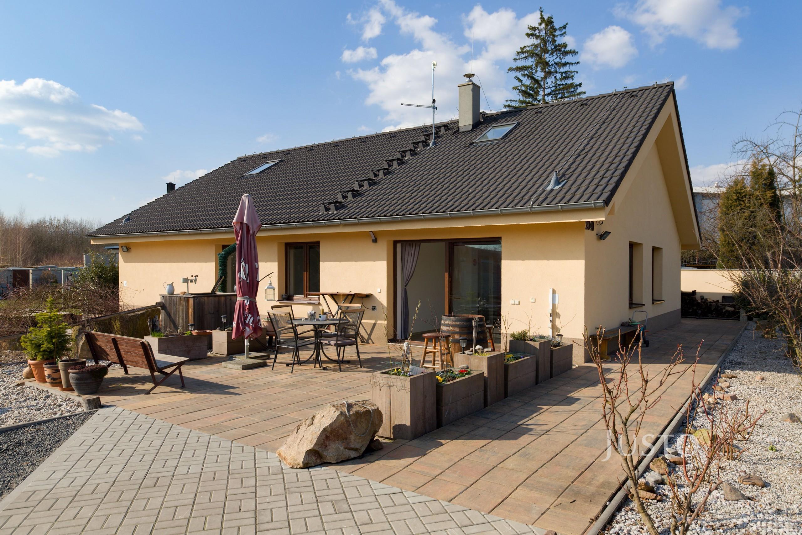 Prodej rodinného domu 227 m² s pozemkem 1747 m²