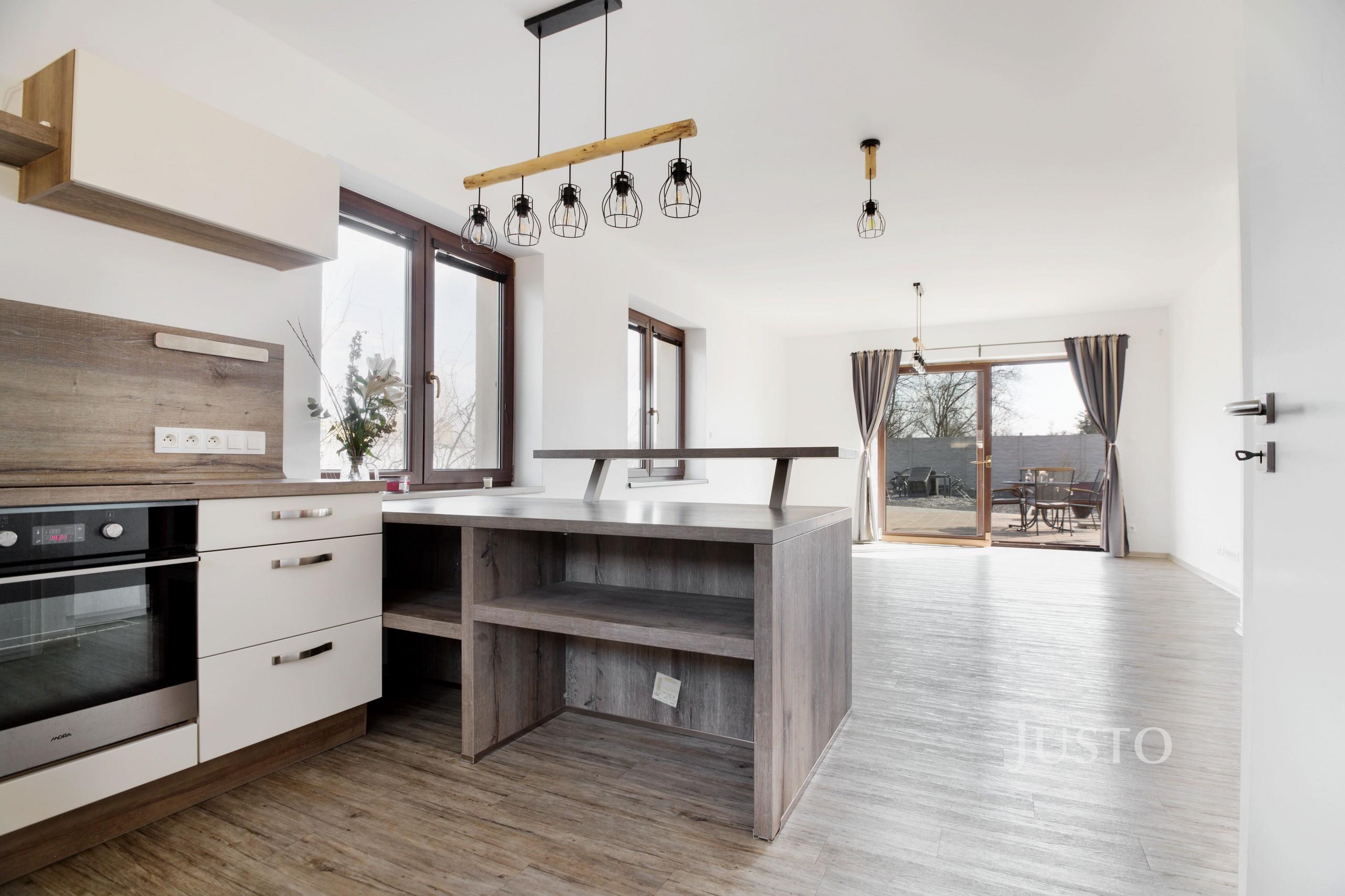 Prodej rodinného domu 227 m² s pozemkem 1747 m²