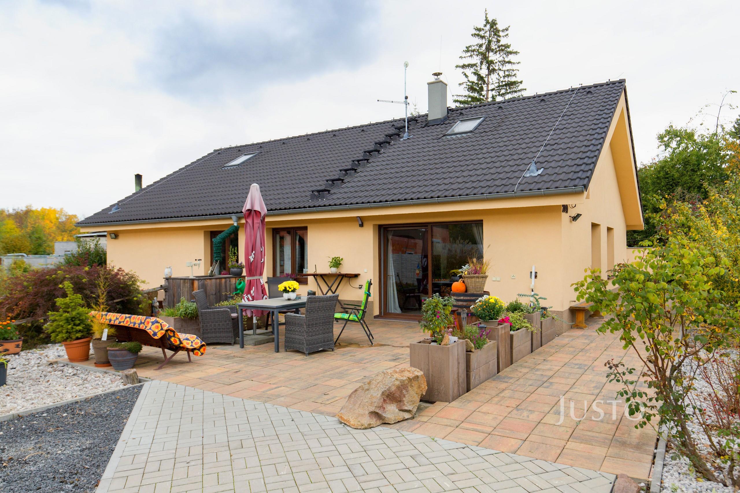 Prodej rodinného domu 227 m² s pozemkem 1747 m²