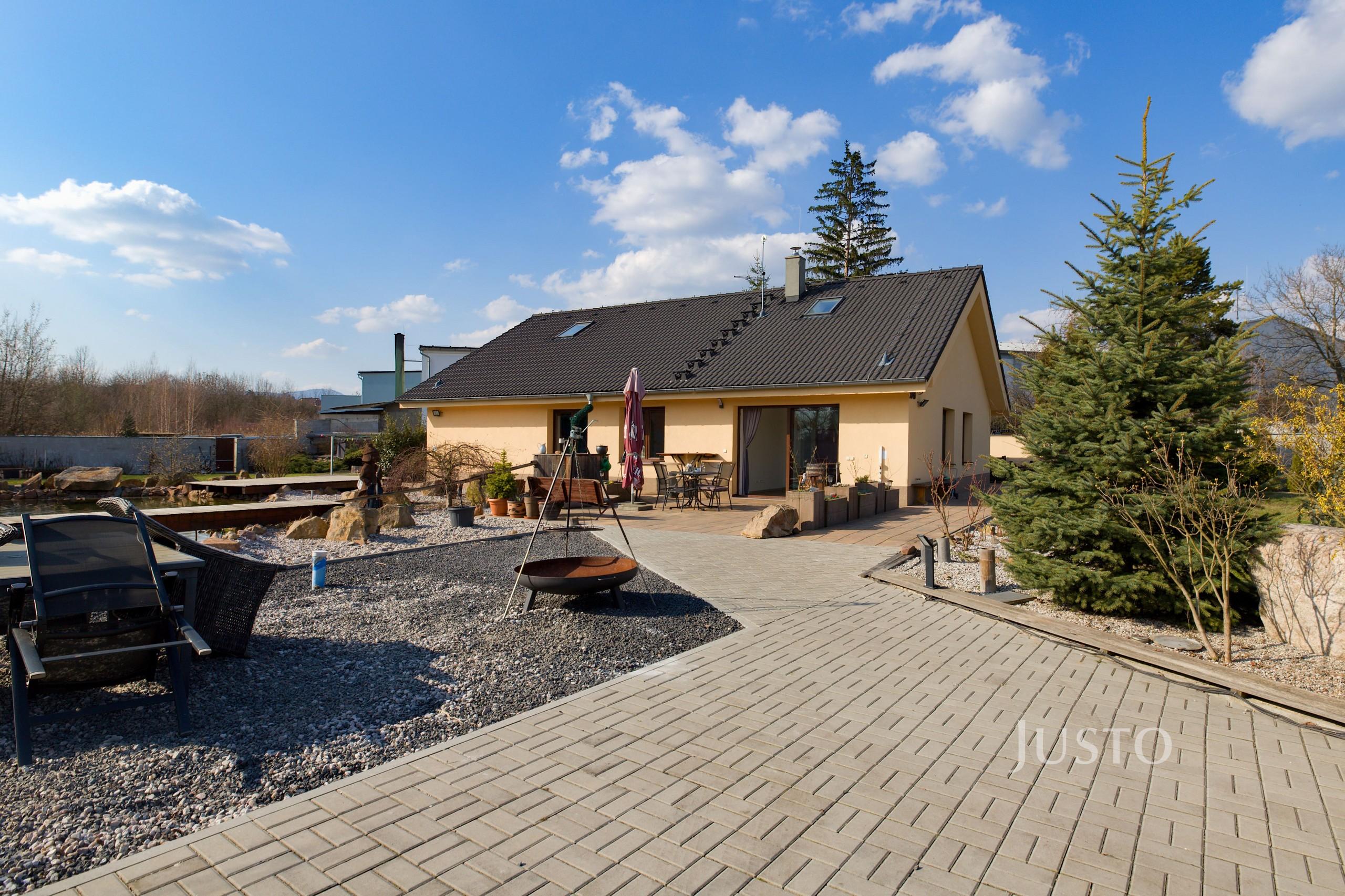 Prodej rodinného domu 227 m² s pozemkem 1747 m²