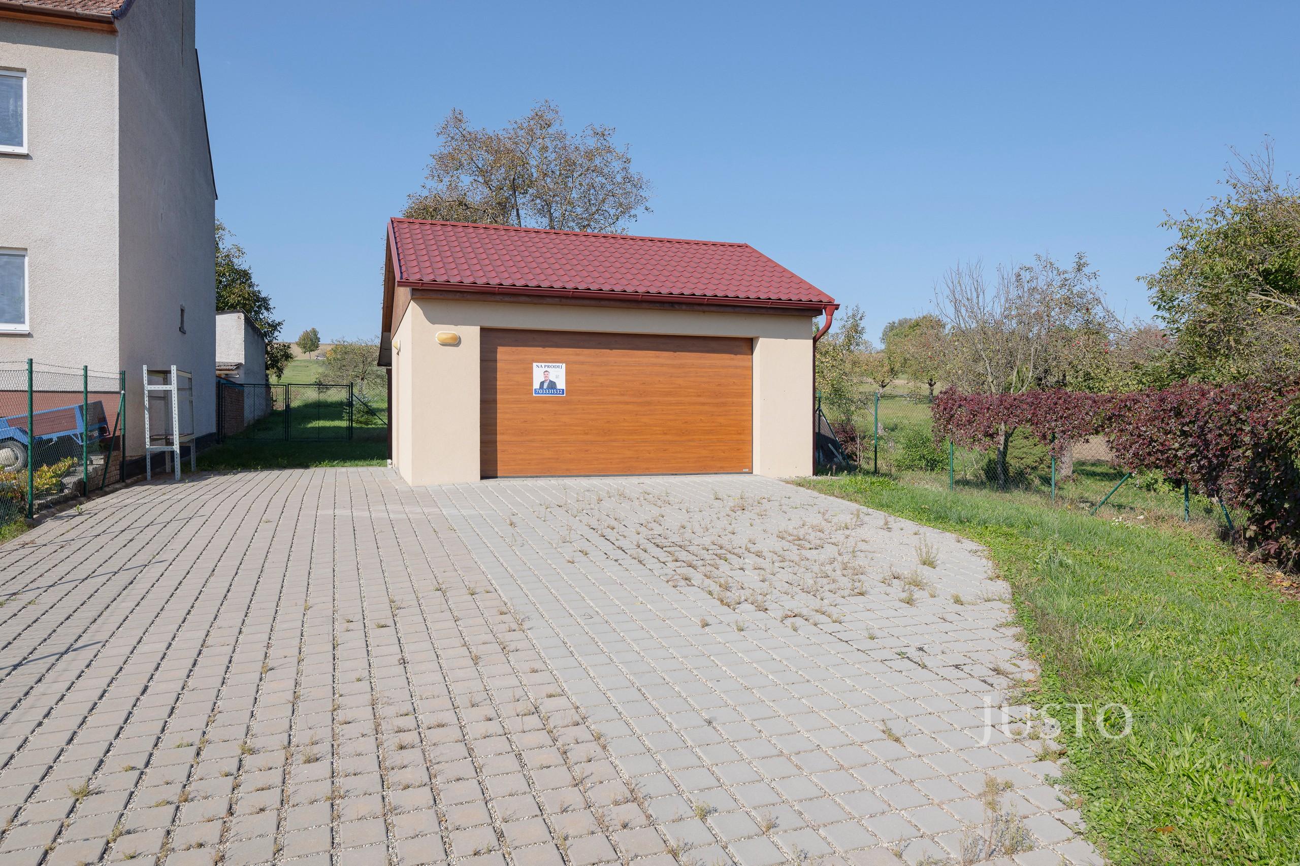 Prodej stavebního pozemku 2331 m² s dvojgaráží