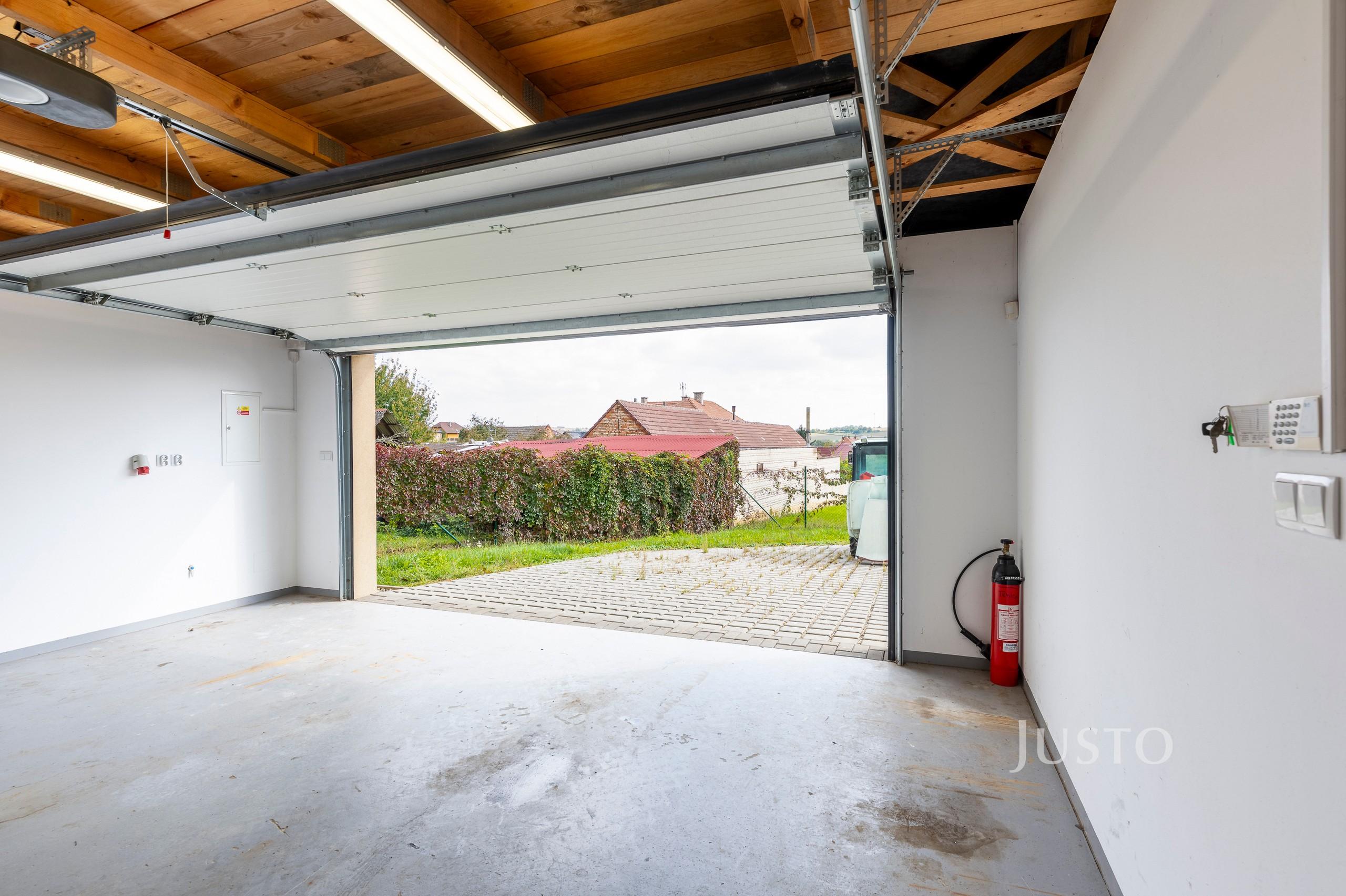 Prodej dvojgaráže 38 m² se stavebním pozemkem