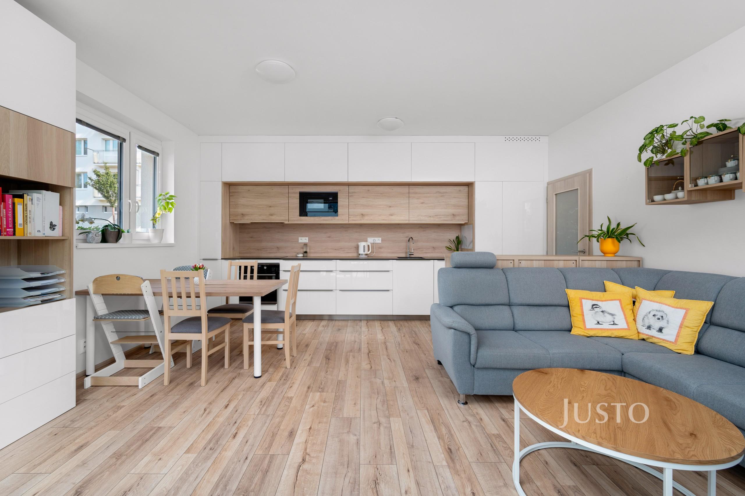 Prodej bytu 3+kk 73,5 m² + zahrada 73 m² (z toho terasy 4,5 m² a 34 m²) + parkování + sklepy 2 x 1,7