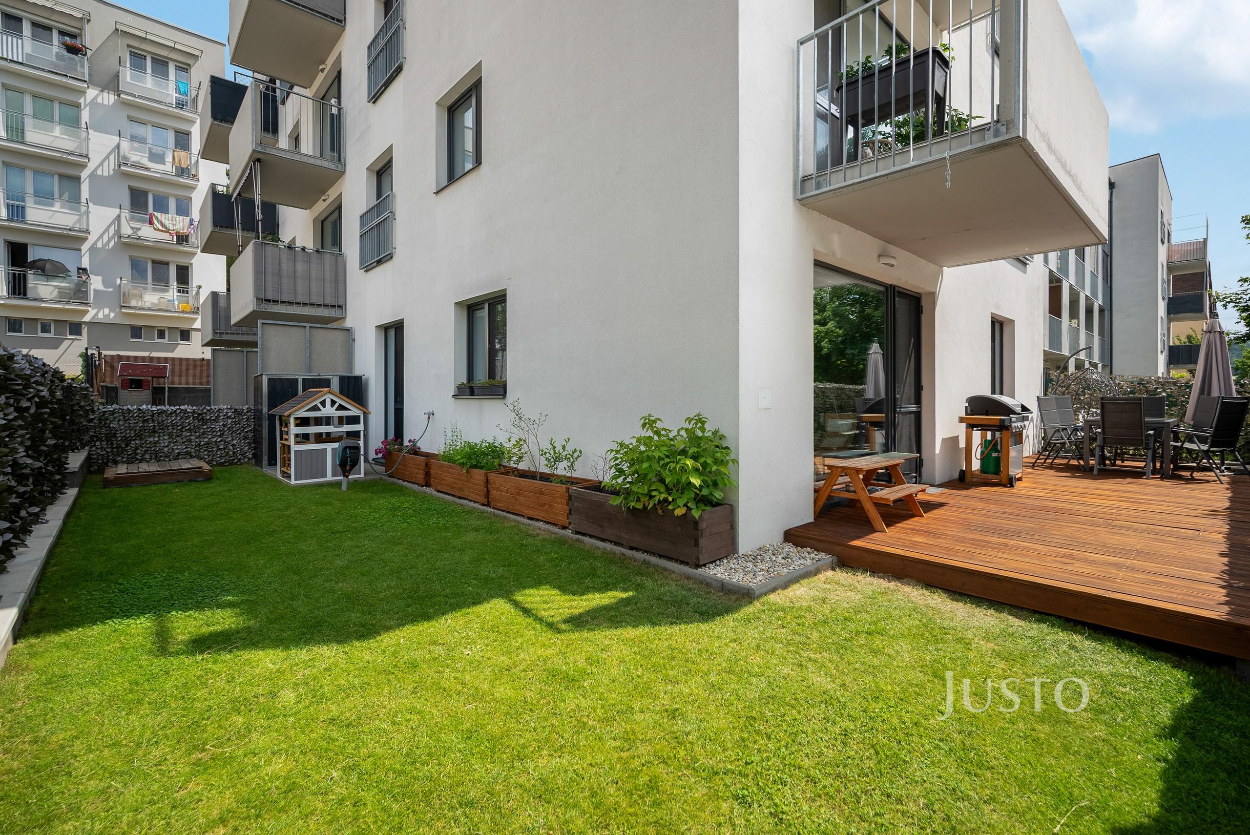 Prodej bytu 3+kk 73,5 m² + zahrada 73 m² (z toho terasy 4,5 m² a 34 m²) + parkování + sklepy 2 x 1,7