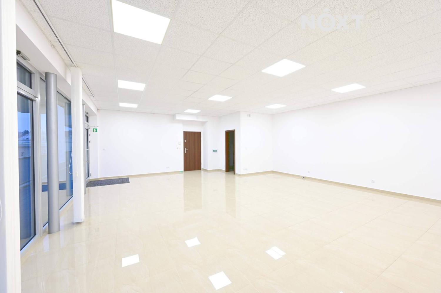 Pronájem komerční Obchodní prostory, 70㎡