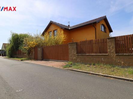 Pohled na dům z ulice | Prodej - dům/vila, 159 m²