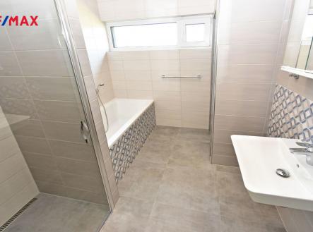 Koupelna se sprchovým koutem, vanou, umyvadlem a technickou místností včetně plynového kotle. | Pronájem - dům/vila, 144 m²
