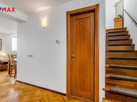 Přízemí - obývací pokoj se schodištěm do patra | Prodej bytu, 4+kk, 98 m²