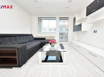 Obývací pokoj se vstupem do lodžie. | Pronájem bytu, 2+kk, 47 m²