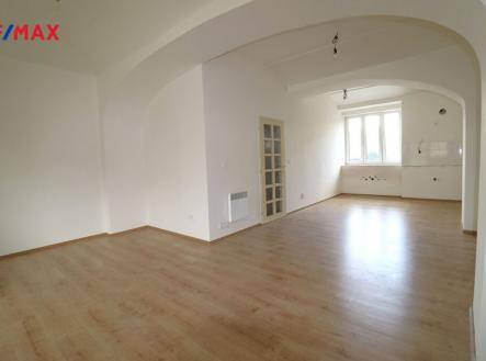 Obývací pokoj s prostorem pro kuchyňský kout | Pronájem bytu, 3+kk, 77 m²