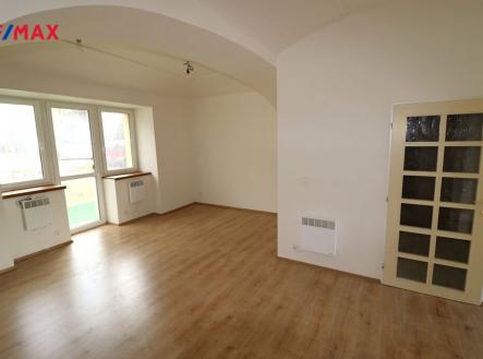 Obývací pokoj se vstupen ma terasu | Pronájem bytu, 3+kk, 77 m²