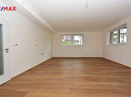 Obývací pokoj s kuchyňským a jídelním koutem. | Pronájem bytu, 2+kk, 67 m²