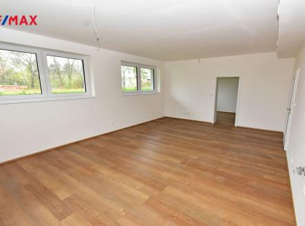 Obývací pokoj s kuchyňským a jídelním koutem. | Pronájem bytu, 2+kk, 67 m²