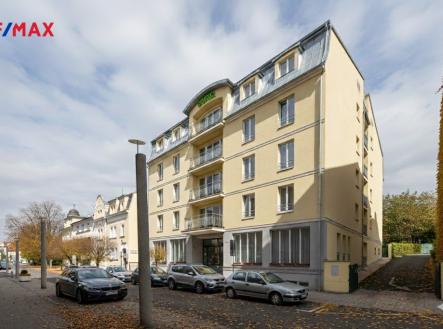 pohled-na-hotel-z-protejsi-ulice.jpg | Prodej - hotel, 2 963 m²