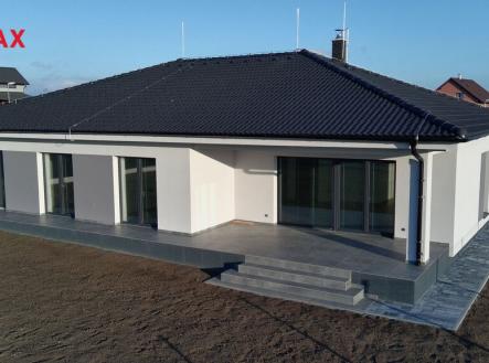 Pohled na dům ze zahrady. | Prodej - dům/vila, 166 m²