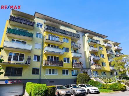 Pohled na bytový dům z parkoviště. | Prodej bytu, 3+kk, 96 m²