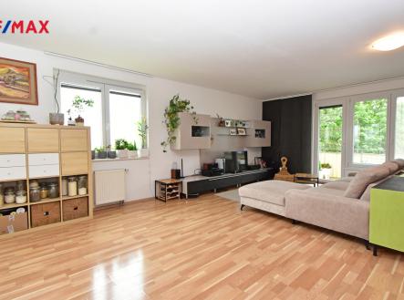 Obývací pokoj se vstupem na balkon, kuchyňský a jídelní kout se vstupem na druhý balkon. | Prodej bytu, 3+kk, 96 m²