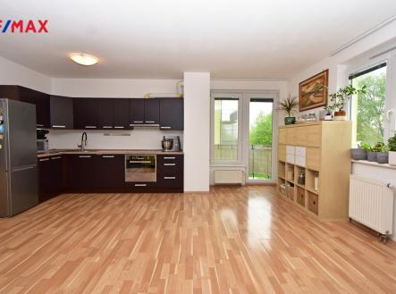 Obývací pokoj se vstupem na balkon, kuchyňský a jídelní kout se vstupem na druhý balkon. | Prodej bytu, 3+kk, 96 m²