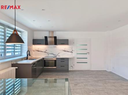 Obývací pokoj s jídelním a kuchyňským koutem. | Pronájem bytu, 3+kk, 110 m²