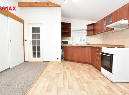 Obývací pokoj s kuchyňským a jídelním koutem. | Pronájem bytu, 3+kk, 44 m²