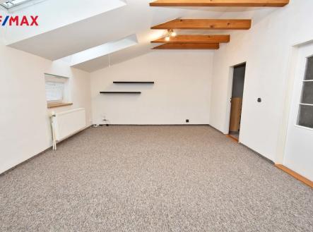 Obývací pokoj s kuchyňským a jídelním koutem. | Pronájem bytu, 3+kk, 44 m²