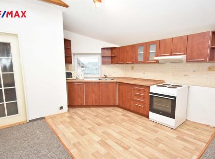 Obývací pokoj s kuchyňským a jídelním koutem. | Pronájem bytu, 3+kk, 44 m²