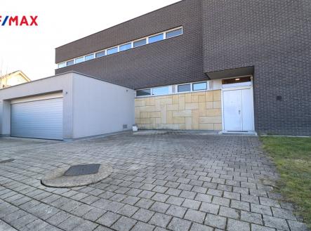 hlavni-vstup-do-domu-dvougaraz-jsou-koncipovany-tak-aby-umocnili-soukromi-rezidentu-domu....jpg | Prodej - kanceláře, 429 m²