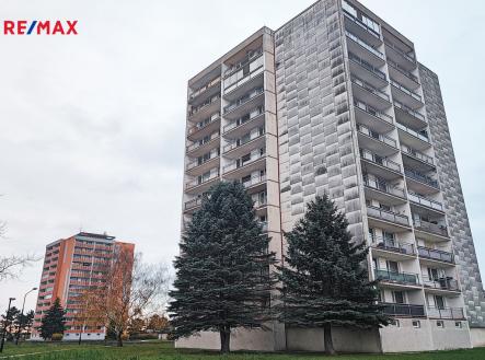 Pohled na dům z ulice. | Pronájem bytu, 3+1, 75 m²