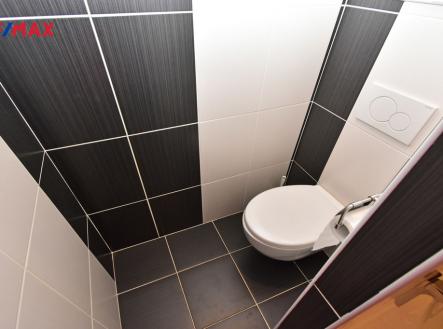 Koupelna s vanou, pračkou, umyvadlem, toaletou a kompletním vybavením. | Pronájem bytu, 3+1, 75 m²