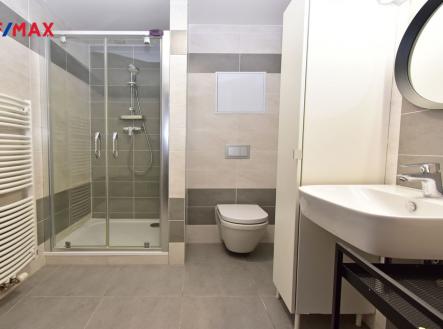 Koupelna se sprchovým koutem, toaletou a místem na pračku. | Prodej bytu, 2+kk, 53 m²