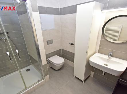 Koupelna se sprchovým koutem, toaletou a místem na pračku. | Prodej bytu, 2+kk, 53 m²