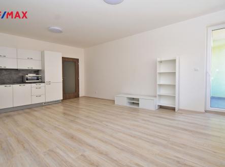 Obývací pokoj s jídelním a kuchyňským koutem, se vstupem na balkón. | Prodej bytu, 2+kk, 53 m²