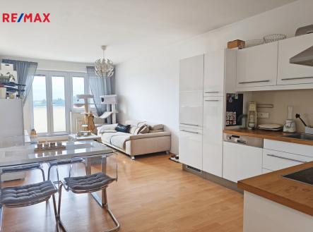 Obývací pokoj s kuchyňským koutem a vstupem na balkón. | Pronájem bytu, 2+kk, 61 m²