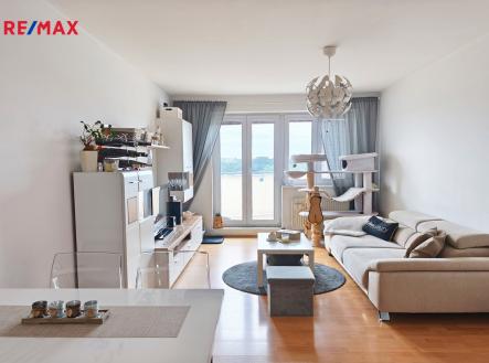 Obývací pokoj s kuchyňským koutem a vstupem na balkón. | Pronájem bytu, 2+kk, 61 m²