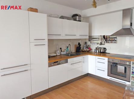 Obývací pokoj s kuchyňským koutem a vstupem na balkón. | Pronájem bytu, 2+kk, 61 m²