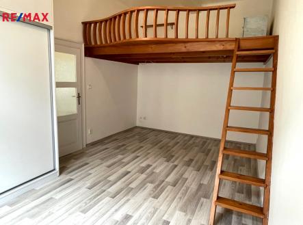 obývací pokoj s vestavěným patrem | Pronájem bytu, 2+kk, 52 m²
