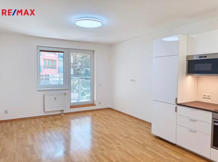 Obývací pokoj se vstupem na balkón. Kuchyňská linka rok nová včetně vestavěných spotřebičů. | Prodej bytu, 2+kk, 60 m²