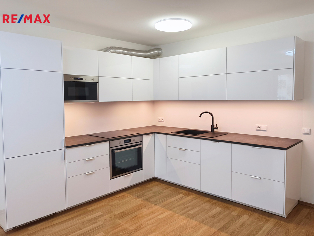 Obývací pokoj se vstupem na balkón. Kuchyňská linka rok nová včetně vestavěných spotřebičů.